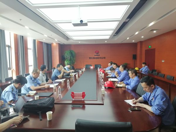 8月17日，省環(huán)保廳一行到公司開展環(huán)保檢查，彬州公司副總經(jīng)理、生產(chǎn)部部長張安平，彬州公司安環(huán)部部長秦敏建等相關(guān)單位主要負(fù)責(zé)人參加迎接，此圖為檢查組在三樓行政會議室檢查交流.jpg