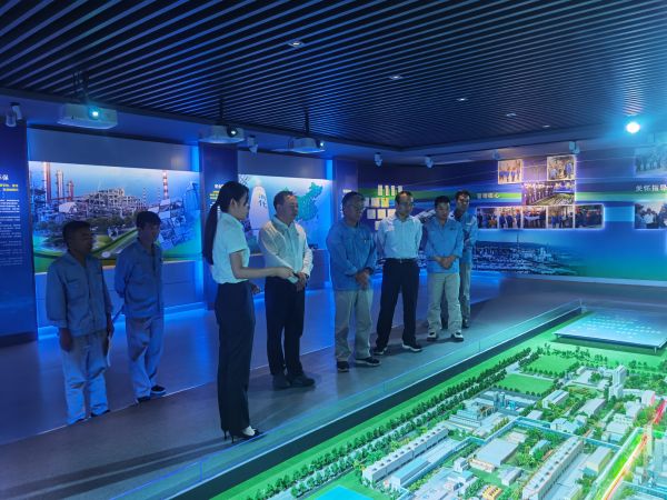 8月24日，國網(wǎng)渭南供電公司一行來公司調(diào)研座談，參觀展覽廳.jpg