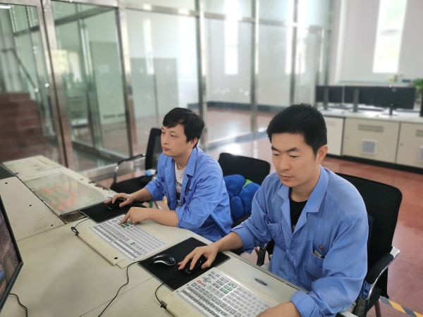 8月28日，尿素車(chē)間化工二班中控崗位王猛虎、藺寶誠(chéng)認(rèn)真監(jiān)盤(pán).jpg