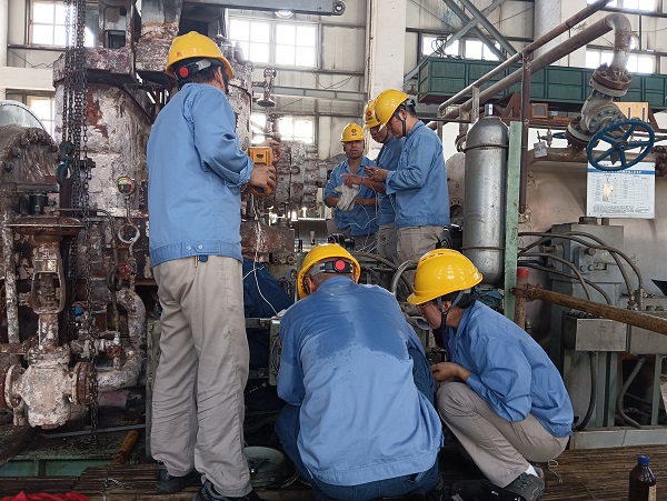 8月31日，二期機組廠房二樓空分尿素工段人員在回裝空壓機軸系儀表-3.jpg