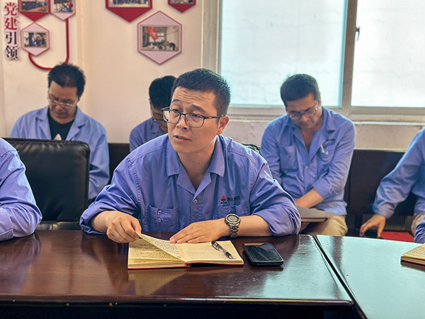 2023年9月4日-物料車間黨支部全體黨員在黨員活動(dòng)室進(jìn)行主題教育專題組織生活會(huì)會(huì)前集中學(xué)習(xí)-黨員、車間副主任秦昊研討發(fā)言.jpg