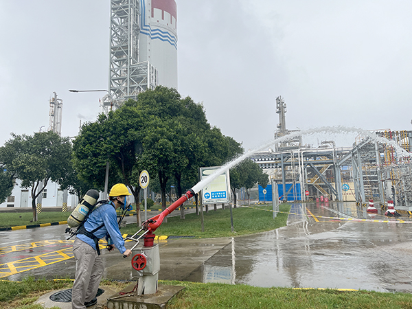 9月19日9：11現(xiàn)場人員張國濤開啟消防水炮以及水幕噴淋裝置，對現(xiàn)場進(jìn)行稀釋.jpg