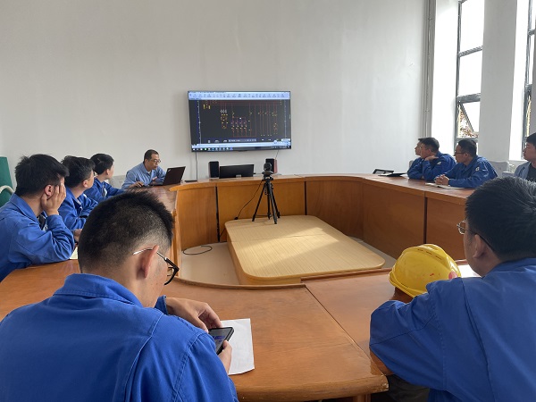 9月24日，電氣技術(shù)員于康健與參訓(xùn)人員進(jìn)行討論答疑。.jpg