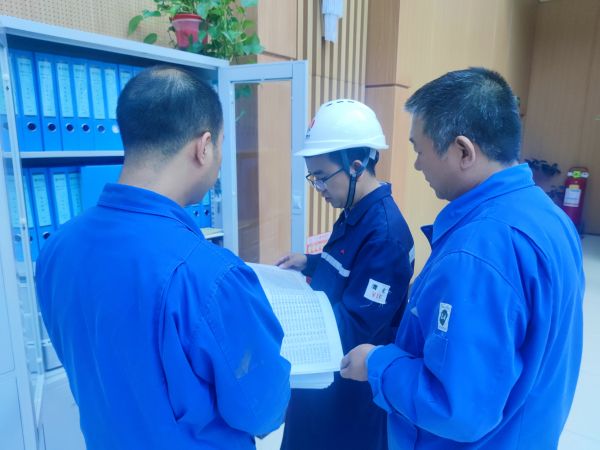 9月27日，交叉檢查組查看崗位人員安全操作規(guī)程.jpg