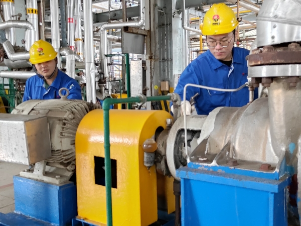 10月4日下午16：00，化工一班周帥王浩南檢查GA503B運(yùn)行情況.jpg