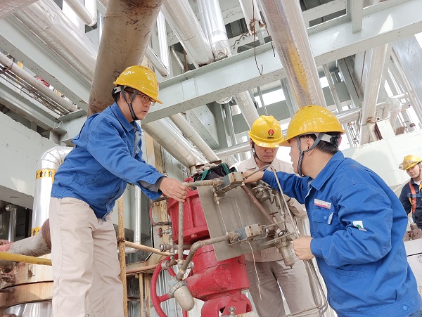 10月8日，空分尿素工段員工在尿素現(xiàn)場進(jìn)行閥門的拆檢檢修作業(yè).jpg