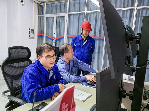 9日上午，動力車間主任姜軍虎和技術(shù)員陳健在三期中控室指導(dǎo)5號鍋爐停爐作業(yè).jpg