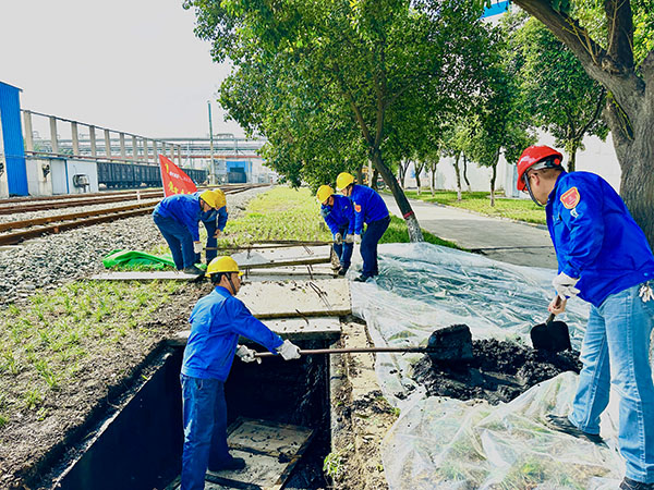 10月10日下午，黨員突擊隊清理沉淀池.JPG