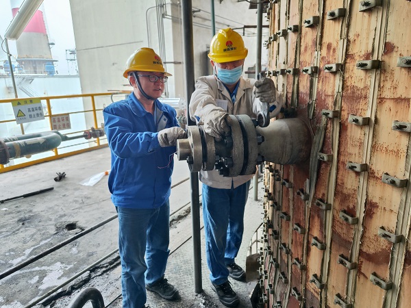 一上午的時間，三個人完成了7號氣化爐兩個高溫熱電偶、閥門、流量計法蘭、壓力表等儀表設備的拆檢，備件更新、回裝工作，保障了三期裝置的正常、平穩(wěn)、高效運行。.jpg