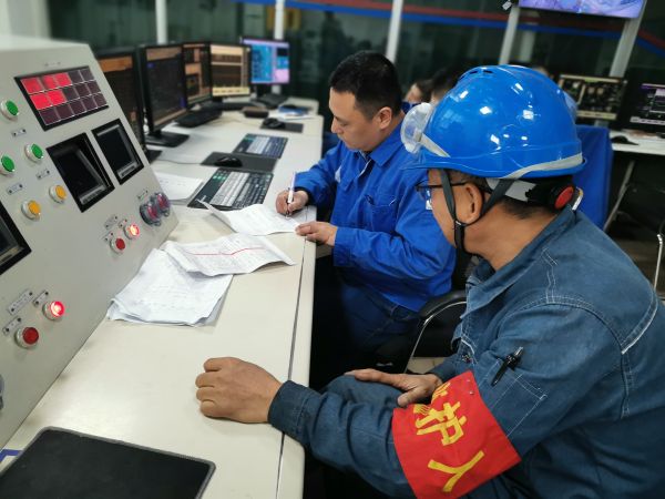 動力車間一期鍋爐控制室，值班人員確認(rèn)檢修票證.jpg