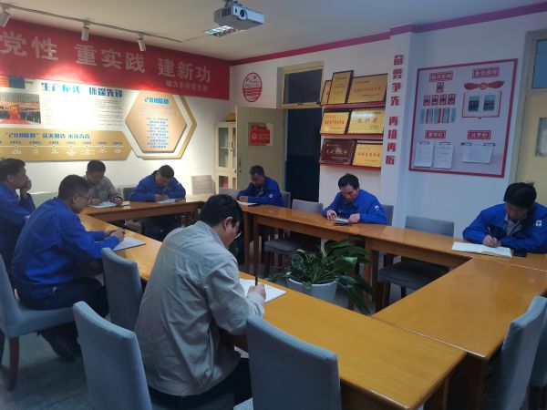 12日晚上8點，安全員在檢修例會上通報當(dāng)天檢查結(jié)果.jpg