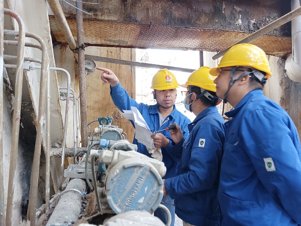 10月13日，一期空分現(xiàn)場，空分尿素工段人員在檢查更換儀表，核對儀表參數(shù).jpg