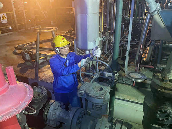10月7日1：00，班組人員隔離氣化爐煤漿管線，做吹掃前準備 合成車間  張龍厚.jpg