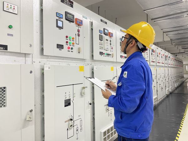 運(yùn)行二班員工第五江明在記錄高壓電源進(jìn)線數(shù)據(jù).jpg