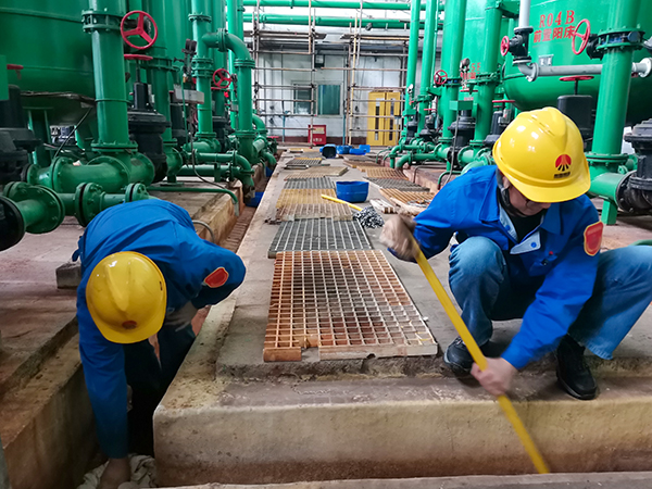 10月15日，脫鹽水站員工清理地溝積水以交出地溝防腐.jpg