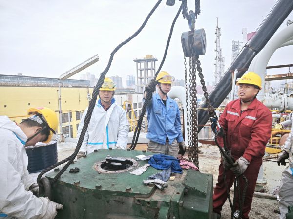 10月17日，檢修人員在煤漿槽上方吊裝減速機(jī).jpg