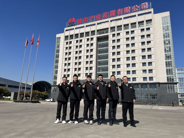 2023年10月14日，參加陜煤集團(tuán)第二十屆班組長綜合素質(zhì)提升班，渭化集團(tuán)公司班組長代表在神南學(xué)院辦公樓前合影留念.jpg