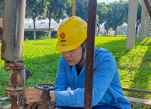 10月19日下午，張建國正在測量準(zhǔn)備要更換的蒸汽疏水閥門尺寸.jpg