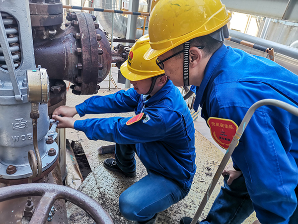 10月20日上午，徐濤和張跟潮在3號爐定排罐處檢查安全閥安裝質(zhì)量.jpg