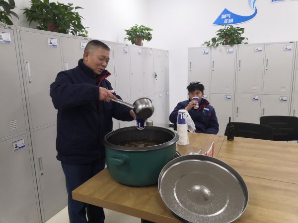 圖1 12月8日，剛忙完工作的職工杜仲毅喝著冰糖雪梨水。肖歡 攝.jpg