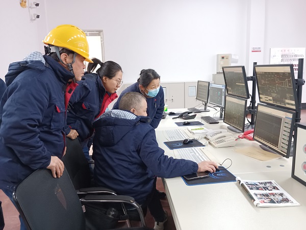 12月15日，計(jì)控電儀部主任工程師馬曉華，空分尿素工段段長郭凱等人在一期檢查處理空壓機(jī)導(dǎo)葉閥故障.jpg