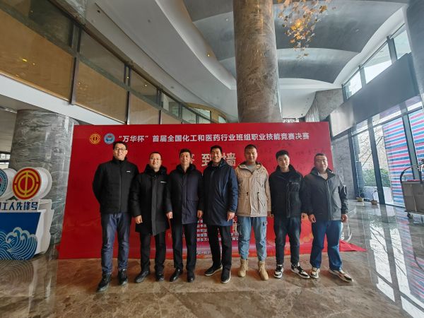副總經(jīng)理趙強(qiáng)、工會(huì)副主席李景忠、合成車間主任王東亮與參賽隊(duì)員在決賽前夕合影留念2.jpg