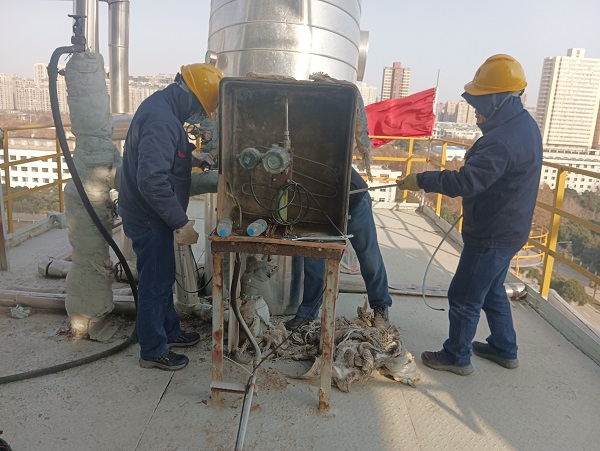 12月20日，計(jì)控電儀部空分尿素工段人員在尿素框架5樓給壓力204表增加電伴熱2.jpg