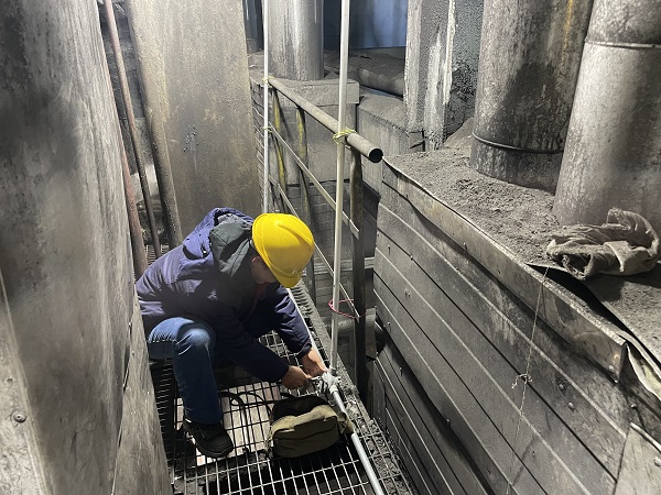 電氣檢修員工正在固定燈架與接線盒。.jpg