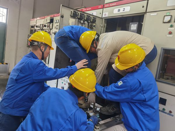 今年大檢修期間，電氣檢修人員齊心協(xié)力“修舊利廢”.jpg
