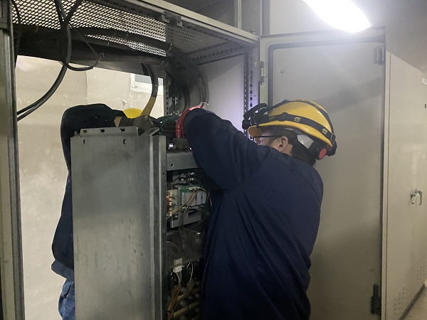 2月2日，檢修一班正在更換煤漿泵變頻器.jpg