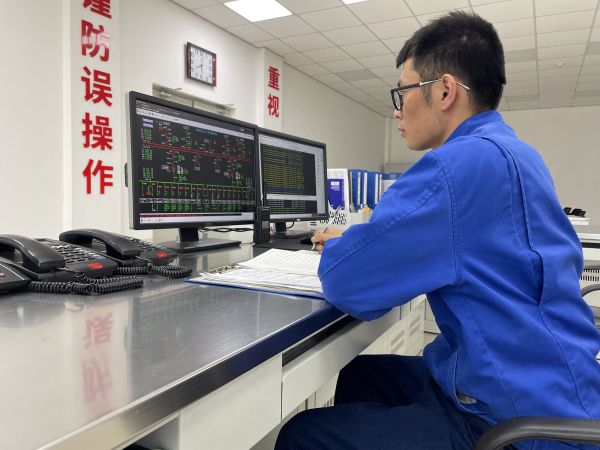 春節(jié)值班期間，運(yùn)行員工第五江明在認(rèn)真監(jiān)視變電所內(nèi)設(shè)備運(yùn)行數(shù)據(jù).jpg