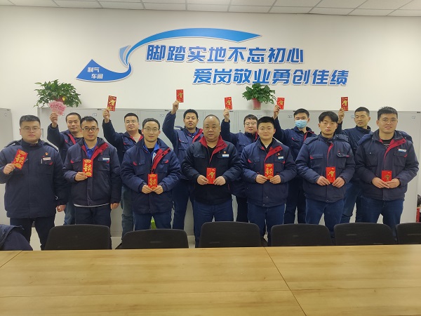 2月11日，大年初二車間管理人員為白班在崗人員，化工二班派發(fā)新春紅包照片.jpg
