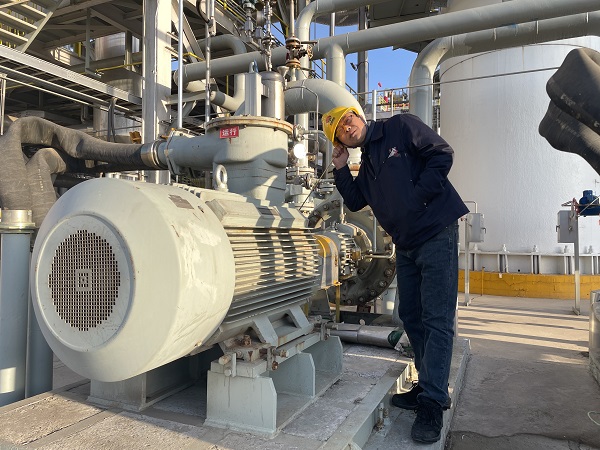 運行工段長馮向陽正在檢查電機(jī)軸承運行情況.jpg