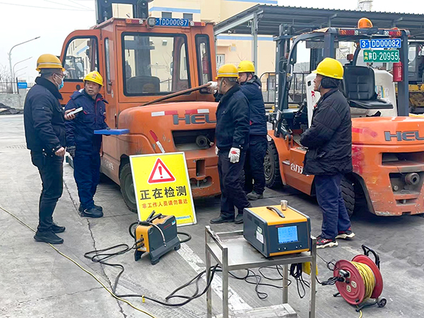 2月19日，運銷分部，曹侃、伍思盈等人員，在北物流門現(xiàn)場檢測。運銷分部 曹侃攝（2）.jpg