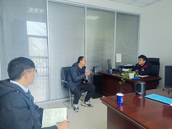 2月23日，運(yùn)銷分部，曹侃、伍思盈人員，在分部辦公室對標(biāo)交流。運(yùn)銷分部 伍思盈 攝.jpg
