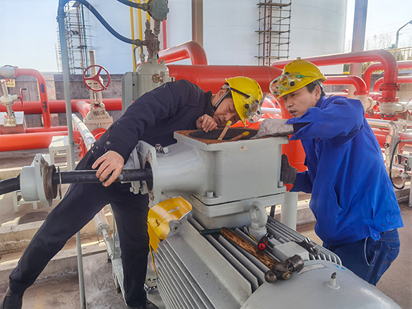 2月22日，檢修三班在191罐區(qū)更換節(jié)能電機.jpg