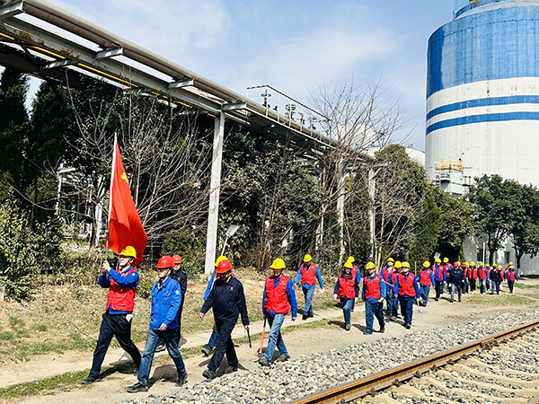 3月20日下午，物料車間黨支部開(kāi)展了“清除雜草保安全 志愿服務(wù)顯擔(dān)當(dāng)”主題活動(dòng)，   600.jpg