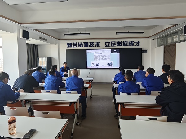 3月20日，計(jì)控電儀部青年講師郭愛(ài)軍為部門(mén)人員進(jìn)行Fisher智能定位器DVC6200專項(xiàng)培訓(xùn)1.jpg