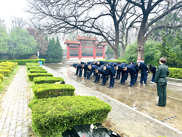 4月2日下午，渭化集團(tuán)組織黨員代表、團(tuán)員青年代表走進(jìn)渭南市臨渭區(qū)王尚德烈士陵園，開展清明節(jié)祭掃活動。烈士紀(jì)念碑前默哀鞠躬.JPG