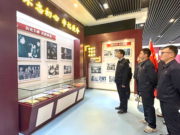 2024年4月9日乙二醇車(chē)間黨員職工們，駐足學(xué)習(xí)趙夢(mèng)桃個(gè)人事跡.jpg