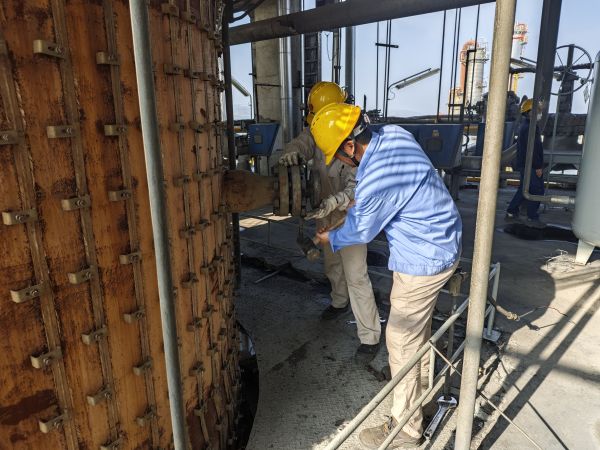 4月15日，三期大檢修現(xiàn)場，計控電儀部段長左克利和老師傅吳培榮一起進行六號爐高溫熱電偶拆檢工作.jpg