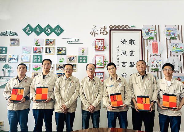 4月18日下午，物料車間黨支部組織運(yùn)行崗位職工開展“書廉韻 倡廉潔”仿宋字書廉比賽。--晉級(jí)選手發(fā)放獎(jiǎng)品.JPG
