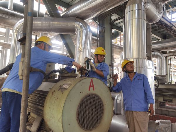 4月19日，魏駟超跟隨師傅對(duì)電機(jī)進(jìn)行巡檢.jpg