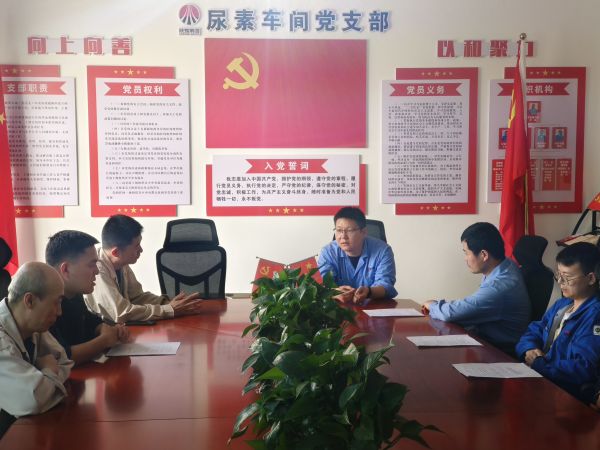 4月28日，車間工藝主任王慶振對(duì)班組考試試卷進(jìn)行點(diǎn)評(píng).jpg