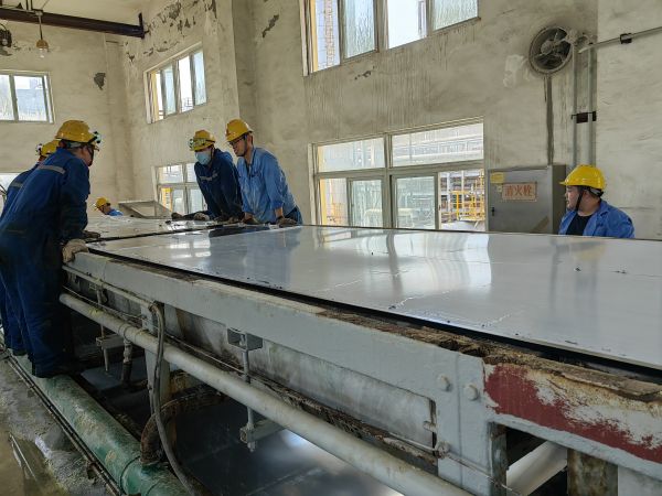 28日，合成車間、修造部人員共同搶修造粒機(jī).jpg