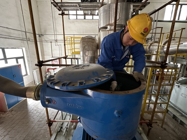 5月6日，電氣檢修工魏晨光緊固電機(jī)接線盒內(nèi)接線.jpg