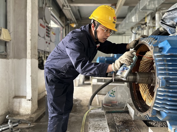 5月7日，檢修人員趙佳偉處理電機內銹跡.jpg