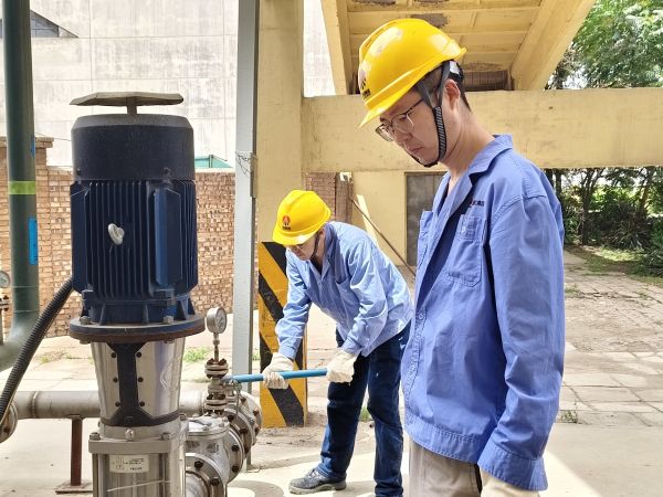 5月11日，尿素車間設(shè)備技術(shù)員馬強(qiáng)檢查冷卻水泵運行情況 (1).jpg