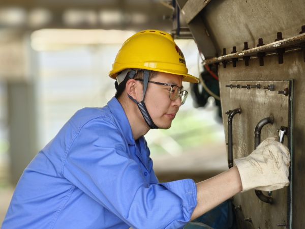 5月11日，尿素車間設(shè)備技術(shù)員馬強(qiáng)檢查設(shè)備螺栓是否松動.jpg