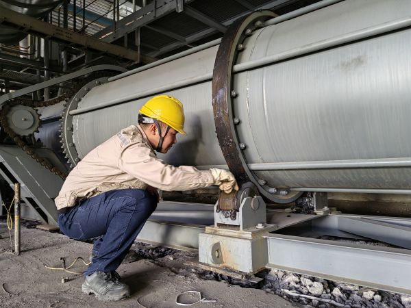 2024年5月20日，動力車間4號鍋爐冷渣器更換后運(yùn)行人員正在對冷渣器做潤滑.jpg